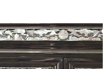 アジアンビンテージ　韓国製　螺鈿(ラデン)　華やかな意匠が存在感溢れる飾り棚(収納棚、戸棚、キャビネット、ヴィンテージ)(R-074026)