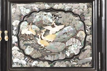 アジアンビンテージ　韓国製　螺鈿(ラデン)　華やかな意匠が存在感溢れる飾り棚(収納棚、戸棚、キャビネット、ヴィンテージ)(R-074026)