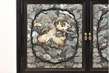 アジアンビンテージ　韓国製　螺鈿(ラデン)　華やかな意匠が存在感溢れる飾り棚(収納棚、戸棚、キャビネット、ヴィンテージ)(R-074026)