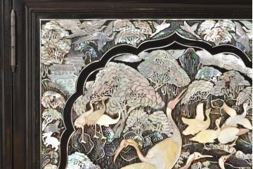 アジアンビンテージ　韓国製　螺鈿(ラデン)　華やかな意匠が存在感溢れる飾り棚(収納棚、戸棚、キャビネット、ヴィンテージ)(R-074026)