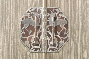 和製ビンテージ　国産　職人手造り品　鹿モチーフの細やかな装飾金具が上品な総桐箪笥(並厚、桐たんす、和タンス、着物箪笥、衣装箪笥、収納たんす、引き出し、ヴィンテージ)(R-074027)