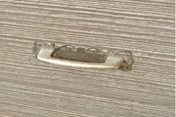 和製ビンテージ　国産　職人手造り品　鹿モチーフの細やかな装飾金具が上品な総桐箪笥(並厚、桐たんす、和タンス、着物箪笥、衣装箪笥、収納たんす、引き出し、ヴィンテージ)(R-074027)