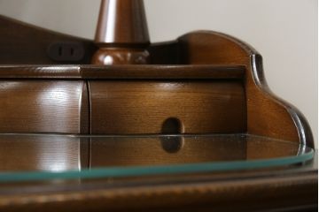 中古　松永工房　アンジュ　クラシカルな雰囲気漂うドレッサーとチェアのセット(化粧台、鏡台、ミラー、イス、椅子)(R-074028)