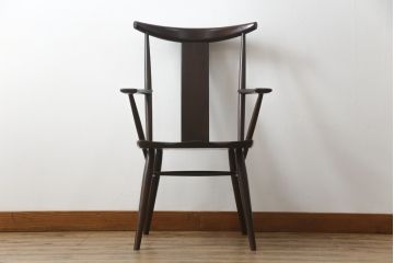 中古　美品　柏木工(カシワ木工、KASHIWA)　希少な廃盤品　ナラ材　身体に馴染むデザインと落ち着いた色味が魅力的なアームチェア(ダイニングチェア、板座チェア、椅子、イス、いす)(R-074030)