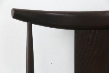 中古　美品　柏木工(カシワ木工、KASHIWA)　希少な廃盤品　ナラ材　身体に馴染むデザインと落ち着いた色味が魅力的なアームチェア(ダイニングチェア、板座チェア、椅子、イス、いす)(R-074030)