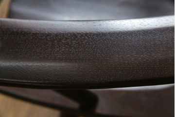 中古　美品　柏木工(カシワ木工、KASHIWA)　希少な廃盤品　ナラ材　身体に馴染むデザインと落ち着いた色味が魅力的なアームチェア(ダイニングチェア、板座チェア、椅子、イス、いす)(R-074030)