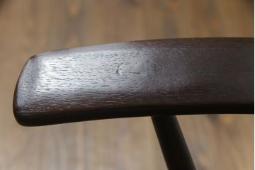 中古　美品　柏木工(カシワ木工、KASHIWA)　希少な廃盤品　ナラ材　身体に馴染むデザインと落ち着いた色味が魅力的なアームチェア(ダイニングチェア、板座チェア、椅子、イス、いす)(R-074030)