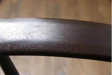 中古　美品　柏木工(カシワ木工、KASHIWA)　希少な廃盤品　ナラ材　身体に馴染むデザインと落ち着いた色味が魅力的なアームチェア(ダイニングチェア、板座チェア、椅子、イス、いす)(R-074030)
