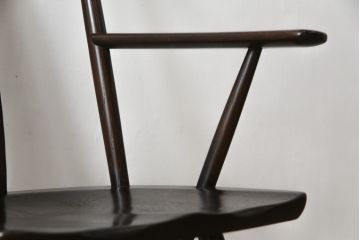 中古　美品　柏木工(カシワ木工、KASHIWA)　希少な廃盤品　ナラ材　身体に馴染むデザインと落ち着いた色味が魅力的なアームチェア(ダイニングチェア、板座チェア、椅子、イス、いす)(R-074030)