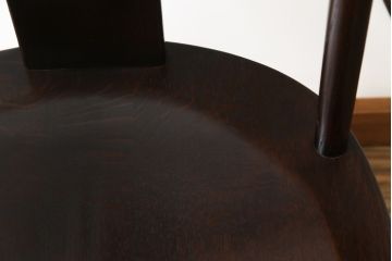 中古　美品　柏木工(カシワ木工、KASHIWA)　希少な廃盤品　ナラ材　身体に馴染むデザインと落ち着いた色味が魅力的なアームチェア(ダイニングチェア、板座チェア、椅子、イス、いす)(R-074030)