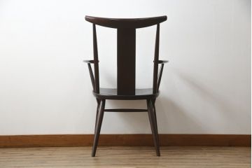 中古　美品　柏木工(カシワ木工、KASHIWA)　希少な廃盤品　ナラ材　身体に馴染むデザインと落ち着いた色味が魅力的なアームチェア(ダイニングチェア、板座チェア、椅子、イス、いす)(R-074030)
