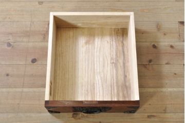 中古　岩谷堂箪笥　菊幸　美しい杢目が上質な雰囲気を醸し出す和風サイドボード(サイドキャビネット、食器棚、カップボード、飾り棚、収納棚、戸棚)(R-074031)