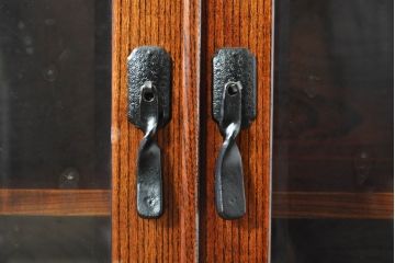 中古　岩谷堂箪笥　菊幸　美しい杢目が上質な雰囲気を醸し出す和風サイドボード(サイドキャビネット、食器棚、カップボード、飾り棚、収納棚、戸棚)(R-074031)