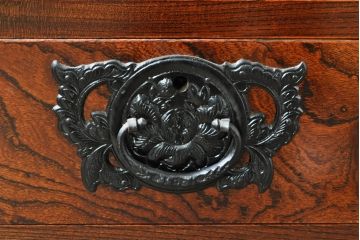 中古　岩谷堂箪笥　菊幸　美しい杢目が上質な雰囲気を醸し出す和風サイドボード(サイドキャビネット、食器棚、カップボード、飾り棚、収納棚、戸棚)(R-074031)