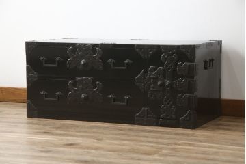 和製アンティーク　美品　上手物　人気の角手引き手の庄内箪笥ローボード(テレビ台、テレビボード、時代箪笥、整理タンス、収納たんす、ローチェスト、引き出し)(R-074035)