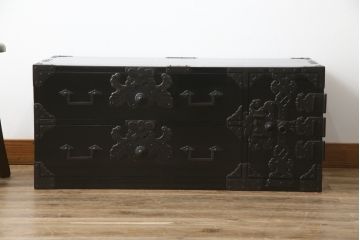 和製アンティーク　美品　上手物　人気の角手引き手の庄内箪笥ローボード(テレビ台、テレビボード、時代箪笥、整理タンス、収納たんす、ローチェスト、引き出し)(R-074035)