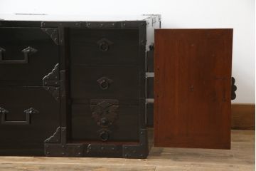 和製アンティーク　美品　上手物　人気の角手引き手の庄内箪笥ローボード(テレビ台、テレビボード、時代箪笥、整理タンス、収納たんす、ローチェスト、引き出し)(R-074035)