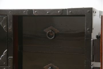 和製アンティーク　美品　上手物　人気の角手引き手の庄内箪笥ローボード(テレビ台、テレビボード、時代箪笥、整理タンス、収納たんす、ローチェスト、引き出し)(R-074035)