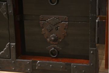 和製アンティーク　美品　上手物　人気の角手引き手の庄内箪笥ローボード(テレビ台、テレビボード、時代箪笥、整理タンス、収納たんす、ローチェスト、引き出し)(R-074035)
