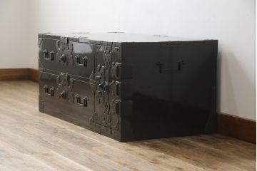和製アンティーク　美品　上手物　人気の角手引き手の庄内箪笥ローボード(テレビ台、テレビボード、時代箪笥、整理タンス、収納たんす、ローチェスト、引き出し)(R-074035)