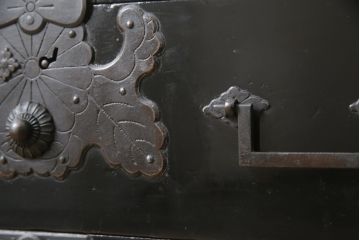 和製アンティーク　美品　上手物　人気の角手引き手の庄内箪笥ローボード(テレビ台、テレビボード、時代箪笥、整理タンス、収納たんす、ローチェスト、引き出し)(R-074035)