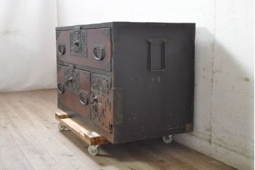 和製アンティーク　明治期　前面欅(ケヤキ)材　内部桐材　時代の流れを感じる趣ある佇まいが魅力的な佐渡箪笥ローチェスト(八幡箪笥、衣装箪笥、収納箪笥、時代箪笥、引き出し、ローボード、テレビ台、テレビボード)(R-074037)