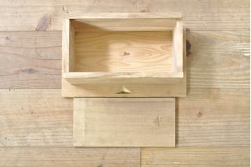 和製アンティーク　明治期　前面欅(ケヤキ)材　内部桐材　時代の流れを感じる趣ある佇まいが魅力的な佐渡箪笥ローチェスト(八幡箪笥、衣装箪笥、収納箪笥、時代箪笥、引き出し、ローボード、テレビ台、テレビボード)(R-074037)