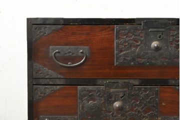 和製アンティーク　明治期　前面欅(ケヤキ)材　内部桐材　時代の流れを感じる趣ある佇まいが魅力的な佐渡箪笥ローチェスト(八幡箪笥、衣装箪笥、収納箪笥、時代箪笥、引き出し、ローボード、テレビ台、テレビボード)(R-074037)
