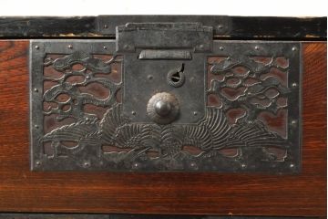 和製アンティーク　明治期　前面欅(ケヤキ)材　内部桐材　時代の流れを感じる趣ある佇まいが魅力的な佐渡箪笥ローチェスト(八幡箪笥、衣装箪笥、収納箪笥、時代箪笥、引き出し、ローボード、テレビ台、テレビボード)(R-074037)