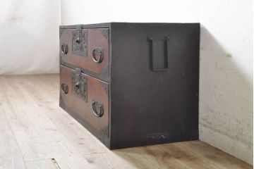 和製アンティーク　明治期　前面欅(ケヤキ)材　内部桐材　時代の流れを感じる趣ある佇まいが魅力的な佐渡箪笥ローチェスト(八幡箪笥、衣装箪笥、収納箪笥、時代箪笥、引き出し、ローボード、テレビ台、テレビボード)(R-074038)