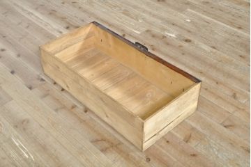 和製アンティーク　明治期　前面欅(ケヤキ)材　内部桐材　時代の流れを感じる趣ある佇まいが魅力的な佐渡箪笥ローチェスト(八幡箪笥、衣装箪笥、収納箪笥、時代箪笥、引き出し、ローボード、テレビ台、テレビボード)(R-074038)