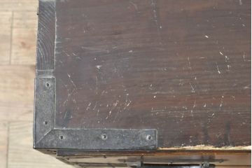 和製アンティーク　明治期　前面欅(ケヤキ)材　内部桐材　時代の流れを感じる趣ある佇まいが魅力的な佐渡箪笥ローチェスト(八幡箪笥、衣装箪笥、収納箪笥、時代箪笥、引き出し、ローボード、テレビ台、テレビボード)(R-074038)