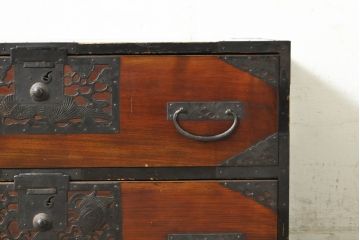 和製アンティーク　明治期　前面欅(ケヤキ)材　内部桐材　時代の流れを感じる趣ある佇まいが魅力的な佐渡箪笥ローチェスト(八幡箪笥、衣装箪笥、収納箪笥、時代箪笥、引き出し、ローボード、テレビ台、テレビボード)(R-074038)