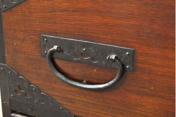 和製アンティーク　明治期　前面欅(ケヤキ)材　内部桐材　時代の流れを感じる趣ある佇まいが魅力的な佐渡箪笥ローチェスト(八幡箪笥、衣装箪笥、収納箪笥、時代箪笥、引き出し、ローボード、テレビ台、テレビボード)(R-074038)