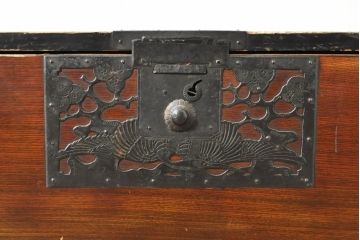 和製アンティーク　明治期　前面欅(ケヤキ)材　内部桐材　時代の流れを感じる趣ある佇まいが魅力的な佐渡箪笥ローチェスト(八幡箪笥、衣装箪笥、収納箪笥、時代箪笥、引き出し、ローボード、テレビ台、テレビボード)(R-074038)