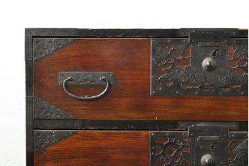 和製アンティーク　明治期　前面欅(ケヤキ)材　内部桐材　時代の流れを感じる趣ある佇まいが魅力的な重ね佐渡箪笥(八幡箪笥、衣装箪笥、収納箪笥、時代箪笥、引き出し、チェスト)(R-074039)