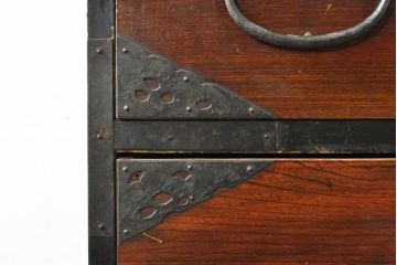 和製アンティーク　明治期　前面欅(ケヤキ)材　内部桐材　時代の流れを感じる趣ある佇まいが魅力的な重ね佐渡箪笥(八幡箪笥、衣装箪笥、収納箪笥、時代箪笥、引き出し、チェスト)(R-074039)