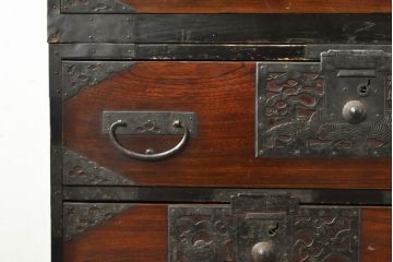 和製アンティーク　明治期　前面欅(ケヤキ)材　内部桐材　時代の流れを感じる趣ある佇まいが魅力的な重ね佐渡箪笥(八幡箪笥、衣装箪笥、収納箪笥、時代箪笥、引き出し、チェスト)(R-074039)