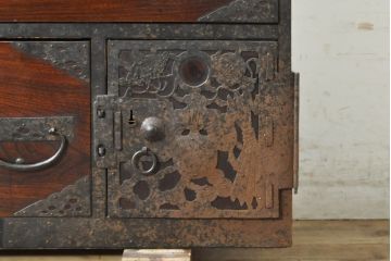 和製アンティーク　明治期　前面欅(ケヤキ)材　内部桐材　時代の流れを感じる趣ある佇まいが魅力的な重ね佐渡箪笥(八幡箪笥、衣装箪笥、収納箪笥、時代箪笥、引き出し、チェスト)(R-074039)