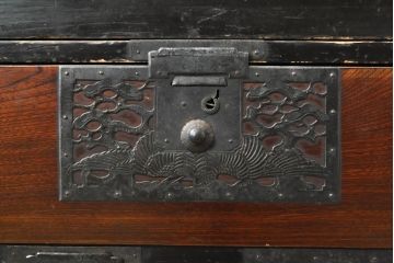 和製アンティーク　明治期　前面欅(ケヤキ)材　内部桐材　時代の流れを感じる趣ある佇まいが魅力的な重ね佐渡箪笥(八幡箪笥、衣装箪笥、収納箪笥、時代箪笥、引き出し、チェスト)(R-074039)