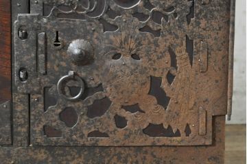 和製アンティーク　明治期　前面欅(ケヤキ)材　内部桐材　時代の流れを感じる趣ある佇まいが魅力的な重ね佐渡箪笥(八幡箪笥、衣装箪笥、収納箪笥、時代箪笥、引き出し、チェスト)(R-074039)