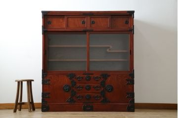 中古　美品　岩谷堂箪笥　菊幸　美しい木目と重厚感ある金具が目を惹く茶箪笥(違い棚、食器棚、飾り棚、茶棚、収納棚、戸棚、キャビネット)(R-074042)