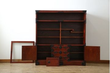 中古　美品　岩谷堂箪笥　菊幸　美しい木目と重厚感ある金具が目を惹く茶箪笥(違い棚、食器棚、飾り棚、茶棚、収納棚、戸棚、キャビネット)(R-074042)