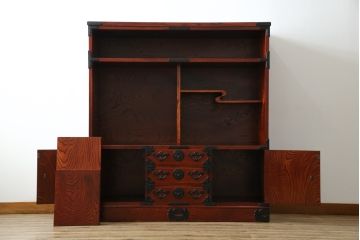 中古　美品　岩谷堂箪笥　菊幸　美しい木目と重厚感ある金具が目を惹く茶箪笥(違い棚、食器棚、飾り棚、茶棚、収納棚、戸棚、キャビネット)(R-074042)