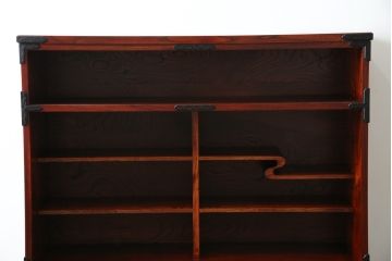 中古　美品　岩谷堂箪笥　菊幸　美しい木目と重厚感ある金具が目を惹く茶箪笥(違い棚、食器棚、飾り棚、茶棚、収納棚、戸棚、キャビネット)(R-074042)