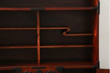 中古　美品　岩谷堂箪笥　菊幸　美しい木目と重厚感ある金具が目を惹く茶箪笥(違い棚、食器棚、飾り棚、茶棚、収納棚、戸棚、キャビネット)(R-074042)