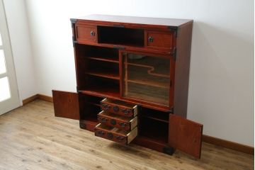 中古　美品　岩谷堂箪笥　菊幸　美しい木目と重厚感ある金具が目を惹く茶箪笥(違い棚、食器棚、飾り棚、茶棚、収納棚、戸棚、キャビネット)(R-074042)
