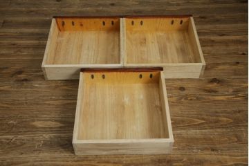 中古　美品　岩谷堂箪笥　菊幸　美しい木目と重厚感ある金具が目を惹く茶箪笥(違い棚、食器棚、飾り棚、茶棚、収納棚、戸棚、キャビネット)(R-074042)