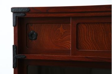中古　美品　岩谷堂箪笥　菊幸　美しい木目と重厚感ある金具が目を惹く茶箪笥(違い棚、食器棚、飾り棚、茶棚、収納棚、戸棚、キャビネット)(R-074042)