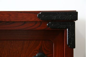 中古　美品　岩谷堂箪笥　菊幸　美しい木目と重厚感ある金具が目を惹く茶箪笥(違い棚、食器棚、飾り棚、茶棚、収納棚、戸棚、キャビネット)(R-074042)